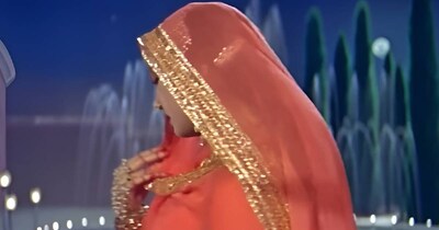  नई दिल्ली. मीना कुमारी और कमाल अमरोही को लेकर आपने कई किस्से कहानी सुने होंगे. लेकिन क्या आप जानते हैं कि मीना उनके लिए सिर्फ पत्नी नहीं थीं, बल्कि उनकी फिल्म पाकीजा की सबसे बड़ी प्रेरणा भी थीं. वहीं मीना कुमारी के लिए कमाल उनके ‘साहिब’ थे, जिनके लिए उन्होंने अपनी शोहरत तक दांव पर लगा दी.