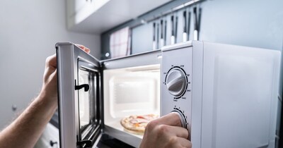 ओवन में खाना 2-3 मिनट तक ही गर्म करना चाहिए, वरना इसके पोषक तत्व नष्ट हो सकते हैं.