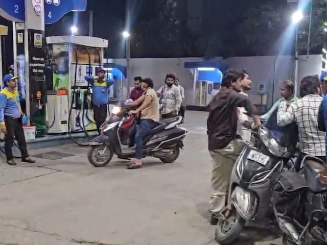 Live: कहीं नो फ्यूल का बोर्ड, कहीं गाड़ियों की कतार, पेट्रोल को लेकर हाहाकार