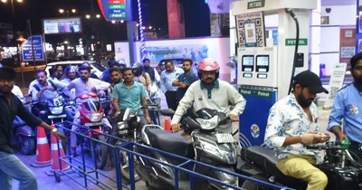 आगरा में पेट्रोल को लेकर आधी रात में फैल गई अफवाह.