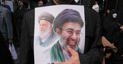 ईरान में मोजतबा खामेनेई को नया सुप्रीम लीडर चुना गया है, लेकिन वे नजर नहीं आ रहे हैं. (AP)