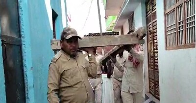 मोतिहारी में कुर्की महाअभियान, 70 से अधिक अपराधियों के घरों पर पुलिस कार्रवाई. 