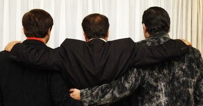 नई दिल्ली. बॉलीवुड की ग्लैमरस दुनिया में अक्सर कामयाबी उतनी ही जल्दी मिलती है, जितनी नाकामयाबी. 90 के दशक में बॉक्स ऑफिस पर छाए रहने वाले सनी देओल और बॉबी देओल एक ऐसे दौर से भी गुजरे जब उनकी फिल्में लगातार फ्लॉप हो रही थीं. सिनेमा के बदलते ट्रेंड और नए चेहरों के आने के बीच देओल भाइयों का स्टारडम फीका पड़ता दिख रहा था. ऐसे मुश्किल समय में बॉलीवुड के असली 'ही-मैन' और उनके पिता धर्मेंद्र ने परिवार की कमान संभाली. (इस तस्वीर को बनाने में AI की मदद ली गई है.)