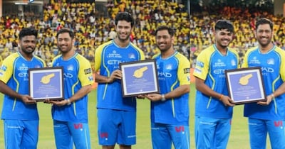 धोनी ने संजू सैमसन, शिवम दुबे और आयुष म्हात्रे को किया सम्मानित. 