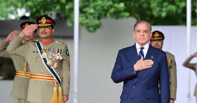 आसिम मुनीर और पीएम शहबाज शरीफ ने एक बार फिर से ऐसा कदम उठाया है, जिसकी तीखी आलोचना हो रही है. (फाइल फोटो/Reuters)