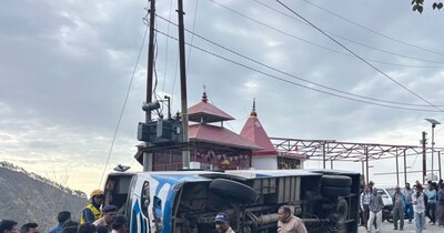 नैनीताल में भवाली के पास पलट गई बस.