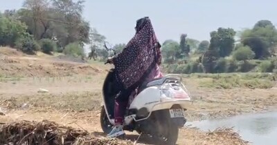 नरसिंहपुर का यह अधूरा पुल सिस्‍टम पर कई सवाल उठा रहा है. 