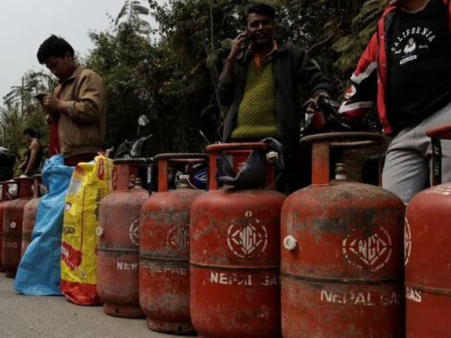 नेपाल में पेट्रोल 31 तो डीजल 54 रुपये महंगा, आप भी जा रहे तो जान लें ताजा रेट