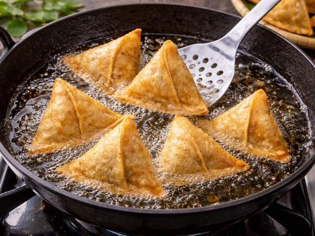 एक ही रोटी से बनाएं एक साथ चार समोसे, जानिए आसान ट्रिक बनेंगे कुरकुरे समोसे