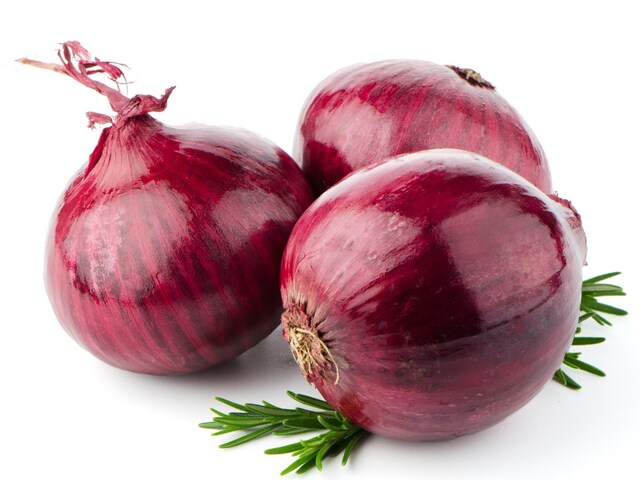 गर्मियों में प्याज खाने के क्या फायदे हैं? किन लोगों को करना चाहिए परहेज