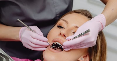 दांतों की एनेमल डैमेज होना पेट से जुड़ी दिक्कत हो सकती है.