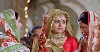 नई दिल्ली. हेमा मालिनी ने अपने करियर की शुरुआत में फ्लॉप फिल्मों में भी काम किया था. लेकिन 'सीता और गीता' जैसी फिल्म के बाद एक्ट्रेस हिट की गारंटी बन गई थी. अपने करियर की शुरुआत में हेमा मालिनी ने एक ऐसे फिल्ममेकर के साथ काम किया था, जिसने उन्हें ड्रीम गर्ल का नाम दिया था. आज सालों बाद में वह इसी नाम से पहचानी जाती हैं.