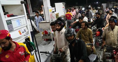 पाक‍िस्‍तान में तेल की कीमतें बढ़ने से आफत आ गई है.