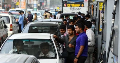 पाकिस्‍तान में पेट्रोल और डीजल की कीमतों में बड़ा उछाल दिख रहा है. 