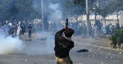 ईरान में युद्ध, पाकिस्तान में चलीं गोलियां. 