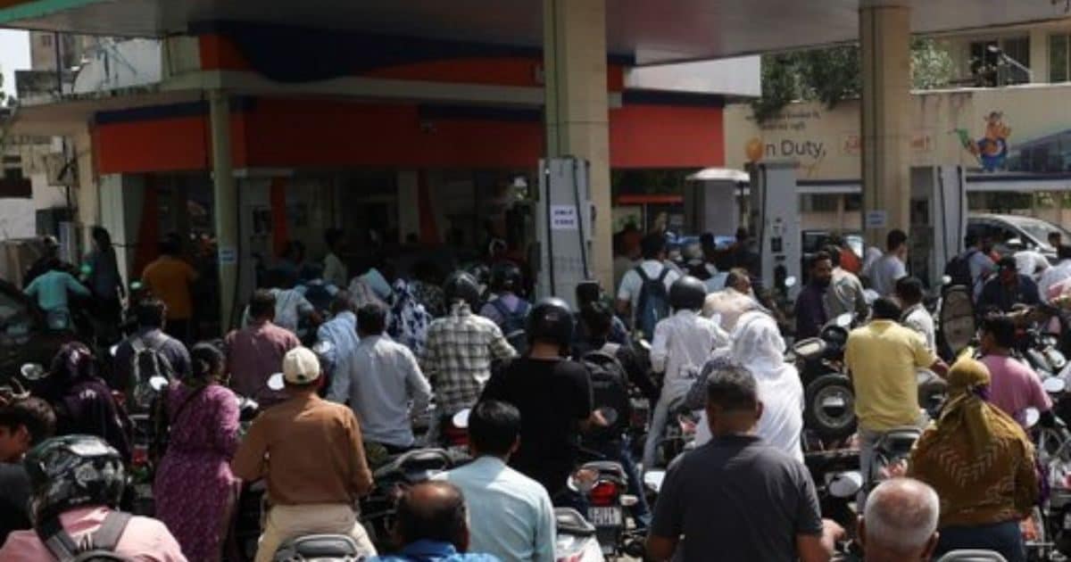 पेट्रोल पंप पर लंबी लाइन! तेल की कमी नहीं और न अफवाह है सच्चाई, जनता पर भारी पड़ रहा तेल कंपनियों का एक फैसला