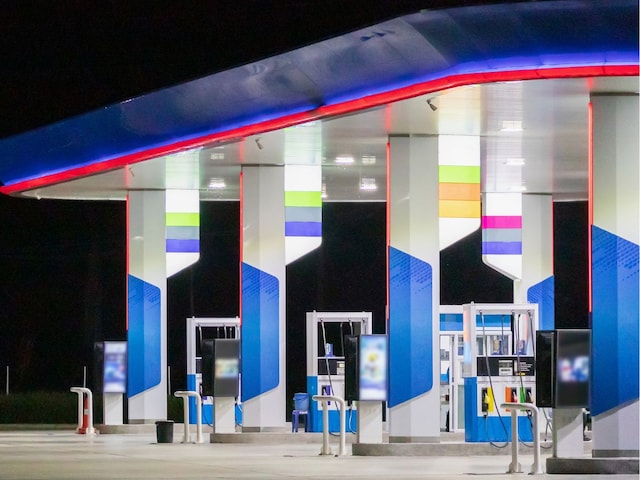 पेट्रोल पंप वालों के लिए भी खड़ी हो गई मुसीबत, तेल कंपनियों ने लगाया नया नियम