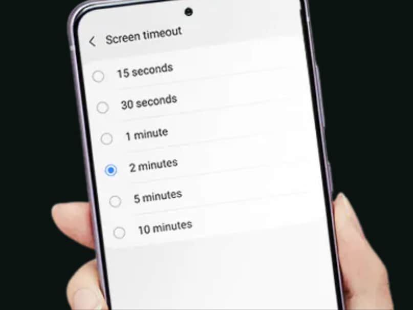 প্রথমেই স্ক্রিন টাইমআউট নিয়ে কথা বলা যাক। এটি একটি অন্তর্নির্মিত সেটিংস যা প্রায় প্রতিটি অ্যান্ড্রয়েড এবং iOS ফোনে উপস্থিত। আপনি যখন কয়েক সেকেন্ড বা মিনিটের জন্য স্ক্রিনের সাথে স্পর্শ বা ইন্টারঅ্যাক্ট করেন না, তখন স্ক্রীনটি স্বয়ংক্রিয়ভাবে বন্ধ হয়ে যায়।