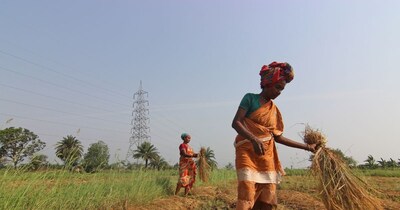 देश में बड़ी संख्‍या में महिलाएं भी इस इस योजना का लाभ उठा रही हैं.