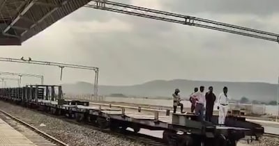 ललितपुर–सिंगरौली रेल प्रोजेक्ट में इंजन चुरहट स्‍टेशन तक पहुंचा.