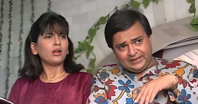 आज के युवा राकेश बेदी को फिल्म 'धुरंधर' से जानते हैं, जिन्होंने जमील जमाली के रोल से पाकिस्तान में खलबली मचा दी है. दरअसल, 'धुरंधर' में उनका किरदार पाकिस्तानी नेता की जिंदगी से प्रेरित है, जिसे सीक्वल में भारतीय जासूस के रूप में दिखाया गया है. राजेश बेदी 90s के किड्स के लिए नए नहीं हैं. वे दशकों से लोकप्रिय हैं. उन्होंने 80 के दशक से अपनी शानदार कॉमिक टाइमिंग से दर्शकों को खूब एंटरटेन किया. रणवीर सिंह स्टारर 'धुरंधर' में 'जमीला जमाली' के दमदार रोल के लिए उन्हें काफी सराहना मिल रही है. उन्होंने 'चश्मे बद्दूर' जैसी फिल्मों मे मजेदार रोल निभाए. उन्हें टेलीविजन में 'ये जो है जिंदगी' से बड़ा ब्रेक मिला. इसके बाद, वे 'श्रीमान श्रीमती' में दिलरुबा, 'यस बॉस' में मोहन और 'भाबीजी घर पर हैं' में भूरीलाल के किरदारों से घर-घर पॉपुलर हुए.