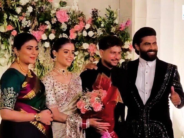 जडेजा की बीवी को देख सारे गेस्ट को छोड़ भागे कुलदीप यादव, पैर छूकर किया प्रणाम