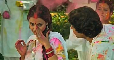 फिल्म 'सिलसिला' में होली खेलते हुए अमिताभ बच्चन-रेखा.