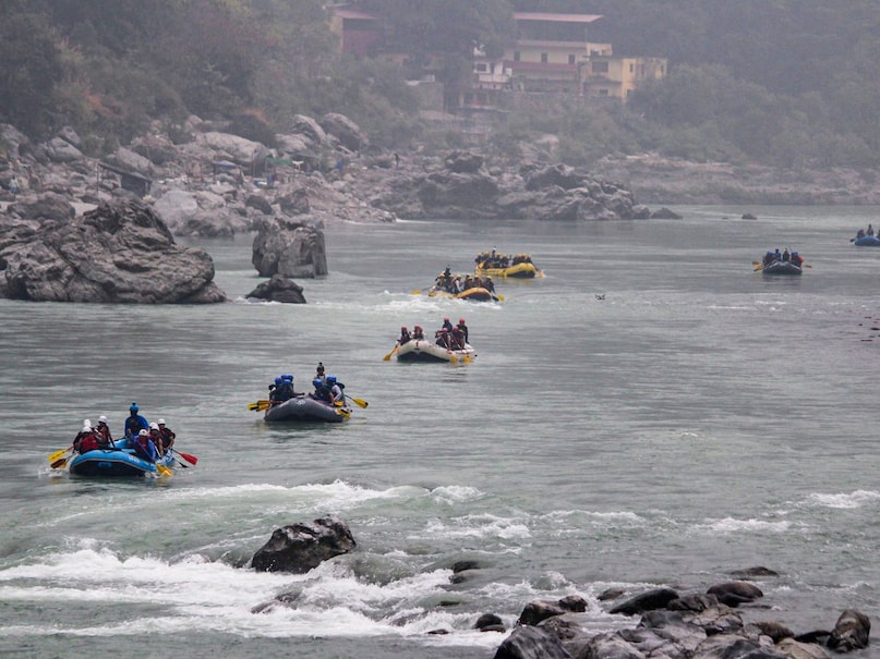 5. कौसानी, उत्तराखंड : महात्मा गांधी ने इसे 'भारत का स्विट्जरलैंड' कहा था. चाय के बागानों और अनासक्ति आश्रम की यात्रा बच्चों के ज्ञान को बढ़ाने के लिए एकदम सही है. यह जगह समय और बजट, दोनों की कुशल योजना बनाने के लिए भी आदर्श है.