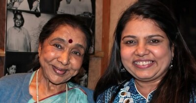 आशा भोसले के साथ पोज देते हुए साधना सरगम. (फोटो साभारः इंस्टाग्राम @sadhanasargamofficial)