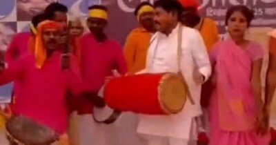 योगी के मंत्री संजीव गोंड ने ढोलक बजाकर लगाए ठुमके, वीडियो हुआ वायरल.