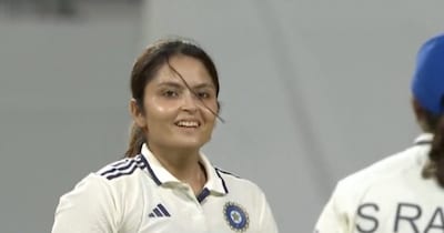  सयाली पहली बार टेस्ट मैच खेल रही हैं. 