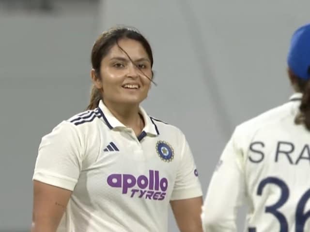 গোলাপি বল দোলালো, ফুলকা উড়ে গেল... সায়ালির দিবা-রাত্রির টেস্টে বিশৃঙ্খলা।