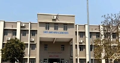 यह स्कूल टॉपर्स की फैक्ट्री कहलाता है.