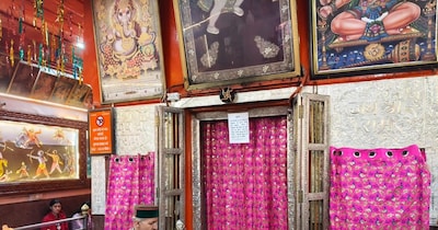 शिमला के जाखू मंदिर में मूर्तियों को पर्दे से ढक दिया गया है.