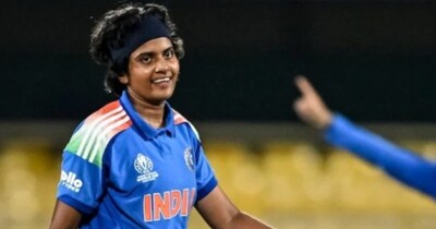 श्री चरणी ने 10 ओवर में 100 से ज्यादा रन खर्च किए . 