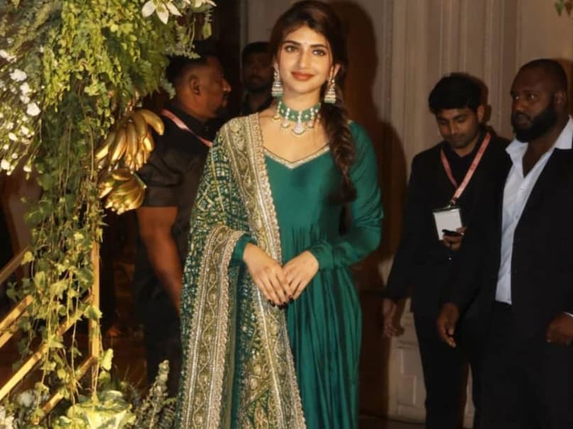 rashmika mandanna vijay deverakonda reception Album, rashmika mandanna, vijay deverakonda, stars rashmika mandanna vijay deverakonda , Allu Arjun, Kriti Sanon, ram charan, ram charan wife, ram charan arrived barefoot in hyderabad, रश्मिका मंदाना विजय देवराकोंडा रिसेप्शन एल्बम, रश्मिका मंदाना, विजय देवराकोंडा, स्टार्स रश्मिका मंदाना विजय देवराकोंडा, अल्लू अर्जुन, कृति सनोन, राम चरण, राम चरण की पत्नी, राम चरण नंगे पैर हैदराबाद पहुंचे