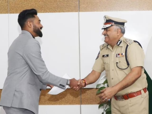 ডিএসপির চাকরি থেকে সিরাজ কত বেতন পান, টাকা বর্ষণ করছেন ভারতীয় পেসারের ওপর 