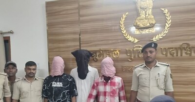 पुलिस के हत्थे चढ़े तीनों बदमाश.