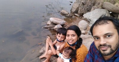 अपने दो बच्चों के साथ कपल ने क्लिक की फोटो (इमेज- फाइल फोटो) 