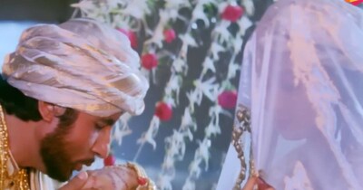 नई दिल्ली. बॉलीवुड में कई ऐसी फिल्में बनी हैं जो रिलीज के समय भले ही बॉक्स ऑफिस पर खास कमाल नहीं कर पाईं, लेकिन वक्त के साथ उन्हें क्लासिक का दर्जा मिल गया. अनिल कपूर की भी ऐसी ही एक फिल्म है लम्हें. ये फिल्म साल 1991 में रिलीज हुई थी. तकरीबन 34 साल पहले आई इस फिल्म की कहानी उस दौर में काफी अलग थी. 