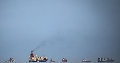 होर्मुज के पास सैकड़ों जहाज कतार में कुछ इस तरह खड़े हैं. (Reuters)