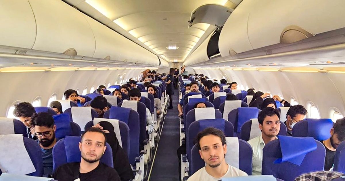 Iran War: ईरान से भारत लौटे 70 छात्र और तीर्थयात्री, दिल्‍ली लैंड करते ही होठों पर आई मुस्‍कान