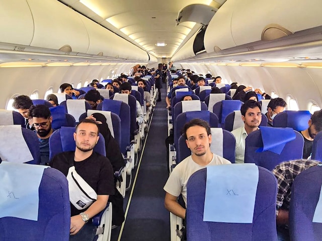 ईरान से भारत लौटे 70 छात्र और तीर्थयात्री, दिल्ली लैंड करते ही आई मुस्कान