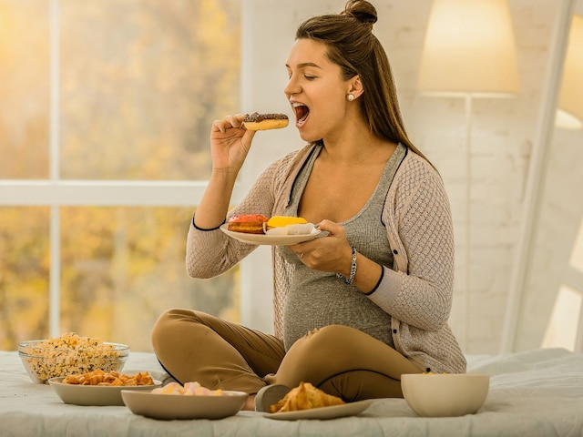 प्रेग्नेंसी में ज्यादा मीठा खाना गर्भ में पल रहे बच्चे के लिए बेहद खतरनाक !