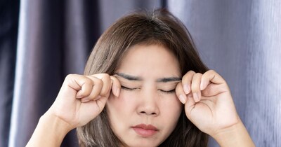 गर्मियों में बाहर निकलते वक्त सनग्लास जरूर लगाएं और टियर ड्रॉप्स यूज करें.