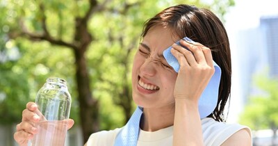 गर्मियों में हेल्दी रहने के लिए धूप से बचना और हाइड्रेटेड रहना जरूरी है.