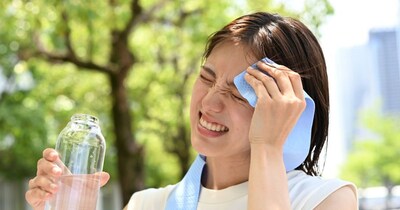 गर्मियों में घर से बाहर जाते वक्त पानी की बोतल हमेशा साथ रखें.