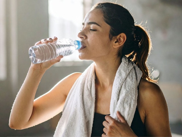 গরমে প্রতিদিন কত গ্লাস পানি পান করা উচিত? সহজ সূত্র জানিয়েছেন বিশেষজ্ঞ ড