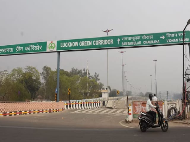 तीसरे दिन ही धंस गई ग्रीन कॉरिडोर की सड़क, सीवेज की पाइप फटने से धंसा रोड