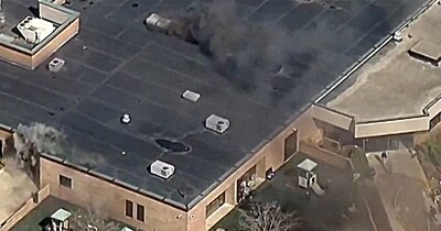 सिनेगॉग में हमले के बाद निकलता धुआं.